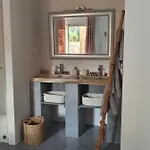 Au Secret Des Bregines Bed and Breakfast