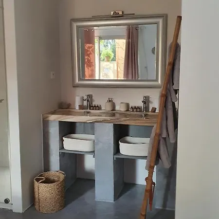 Au Secret Des Bregines Bed & Breakfast