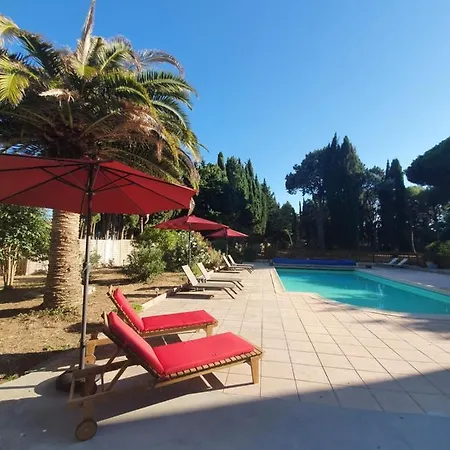 Au Secret Des Bregines Bed & Breakfast 4*