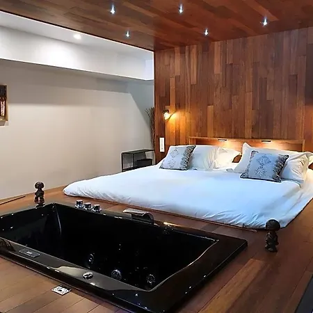 Au Secret Des Bregines Bed & Breakfast 4*