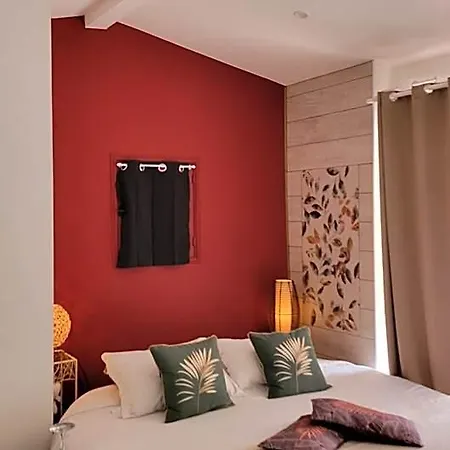 Au Secret Des Bregines Bed & Breakfast 4*