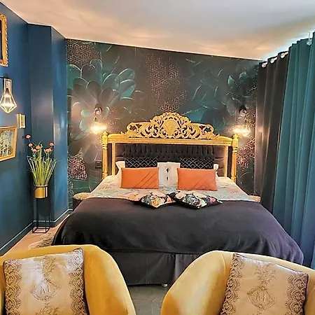 Au Secret Des Bregines Bed & Breakfast 4*